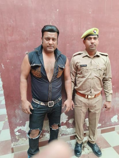 A young man making a reel with a licensed revolver was arrested