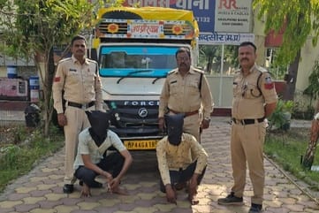 पुलिस कस्टडी में शराब तस्कर व पिकअप वाहन