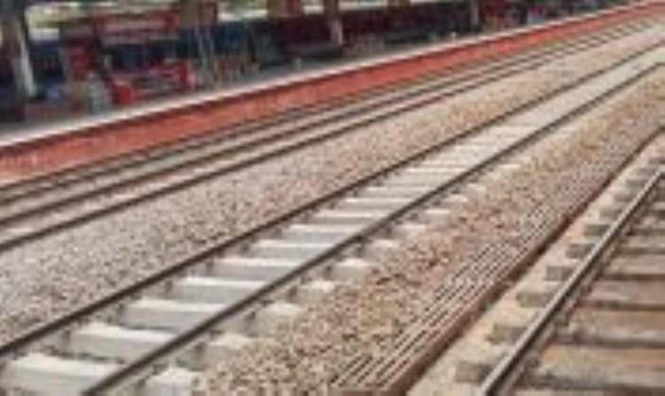 Roorkee: साथियों के साथ रेलवे लाइन पर रील बना रहे नाबालिग को खंभे से लगा करंट, अस्पताल में मौत