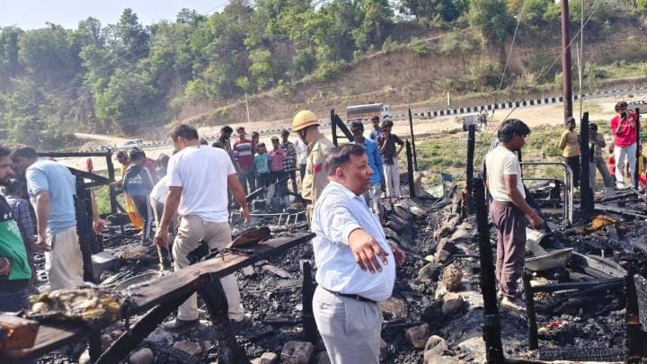 A dozen huts burnt to ashes near BSL exchange in Sundar Nagar