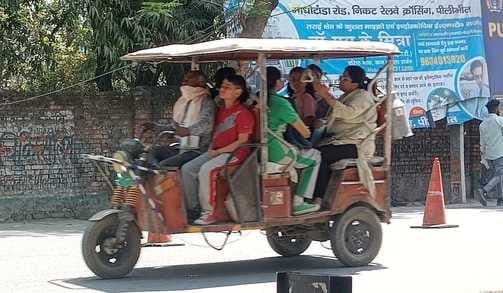 E-rickshaw in bad condition, registration and license unknown