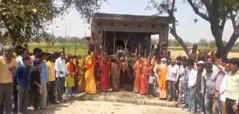 etah news wine shop protest