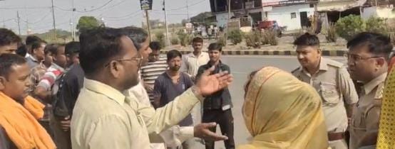 Protest against opening of liquor shop, police accused of misbehavior