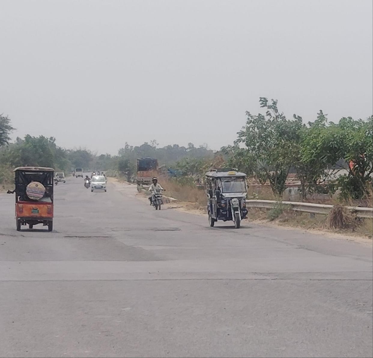 Rules are being broken on the highway, minors are driving e-rickshaws