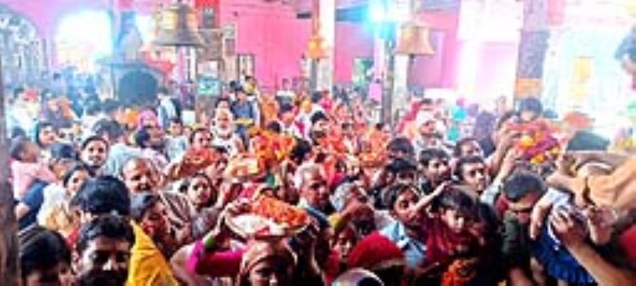 A huge crowd of devotees gathered in Nari-Semri on Panchami