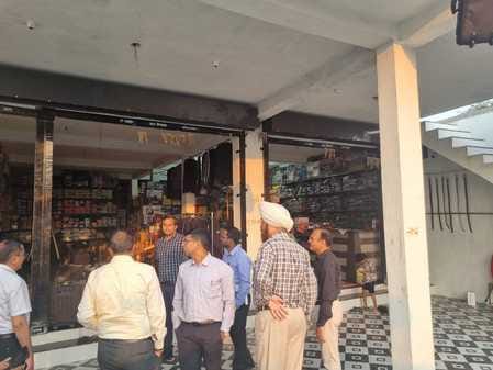 अमलाहा में बिजली चैकिंग करते प्रबंध संचालक