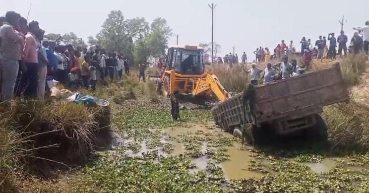 Tractor-trolley overturned in a pit, one dead, seven injured
