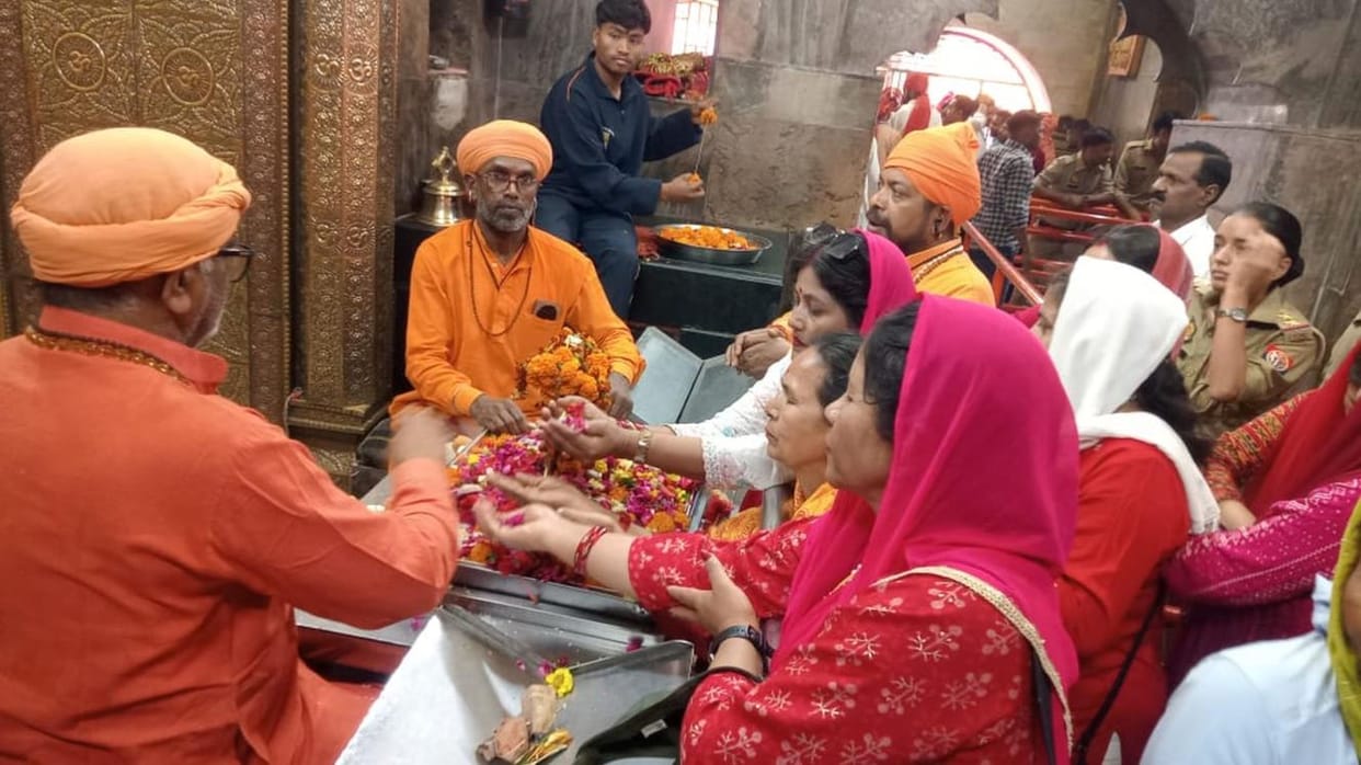 Devotees gathered at Kalithans to worship Maa Kalaratri