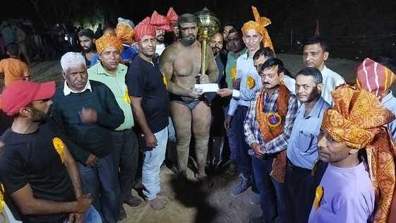 Praveen won the wrestling final in Chhat Panchayat