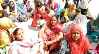 There was a ruckus outside the SP office for five hours in the case of theft of 22 tolas of gold, the old maid was admitted to the hospital, the police was accused of giving third degree