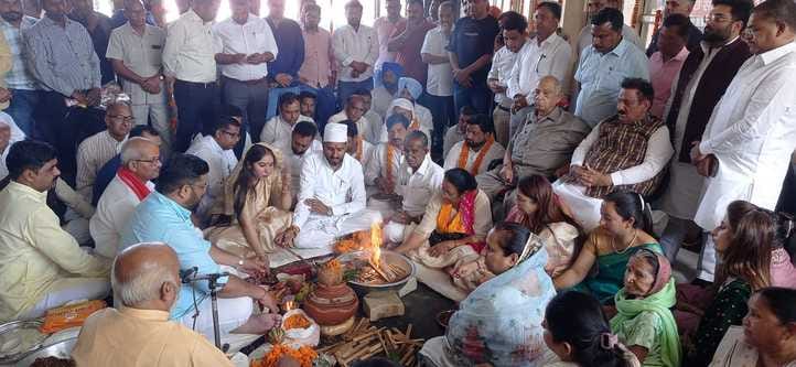 Eight days after taking oath, Nagar Parishad President Maafi Dhanda took charge