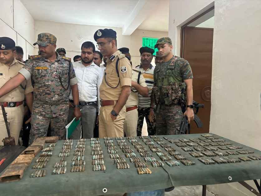 Gaya Bihar News: Bihar Police arrested three Naxalites from Gaya recovered huge amount of weapons