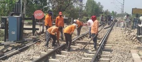 People were troubled on the second day at the railway crossing