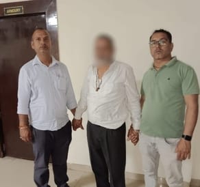 Arjinavis arrested while taking bribe of one lakh rupees