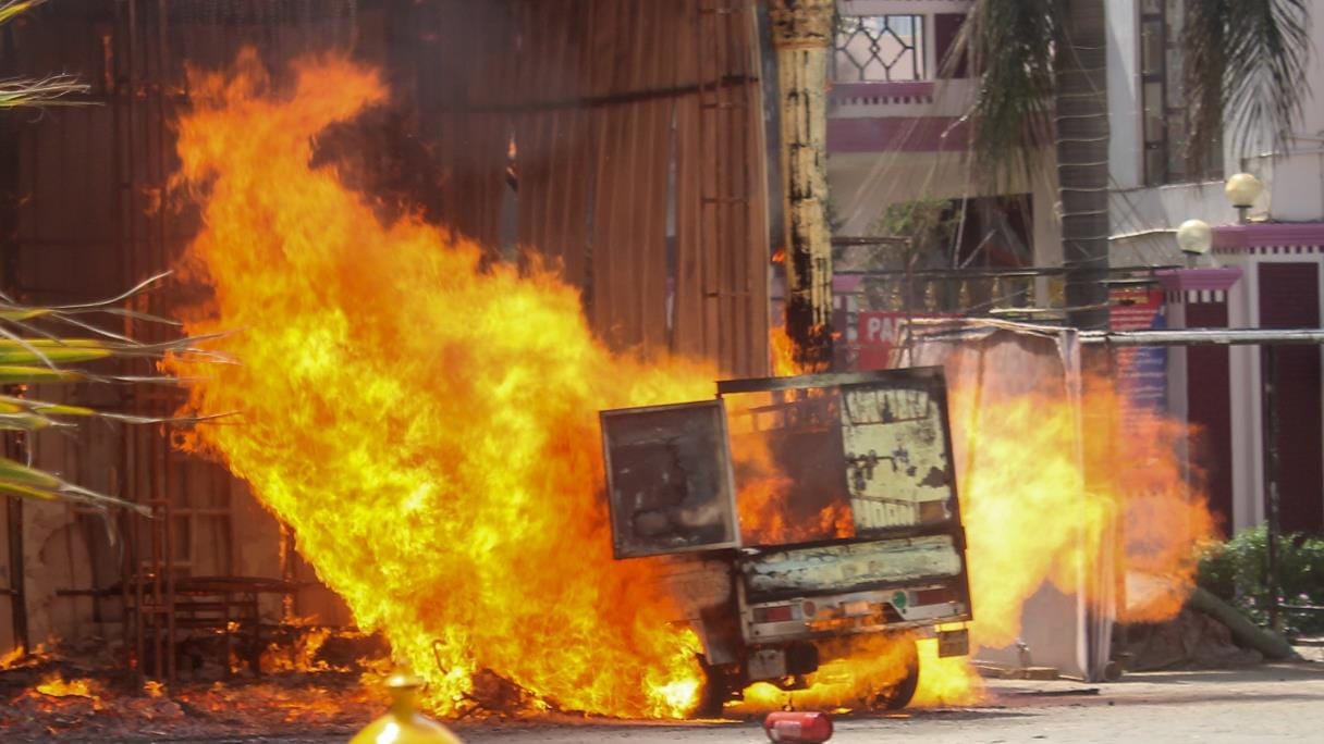 Fire broke out in trucks parked in the parking lot, panic spread due to cylinder explosion