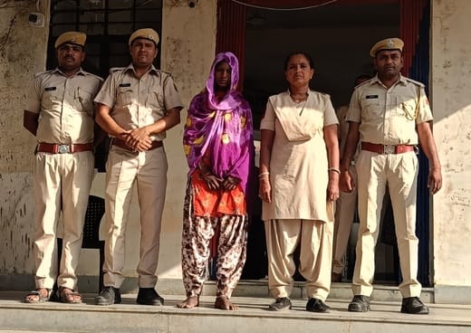 आंबापुरा थाना पुलिस की ओर से गिरफ्तार आरोपी मां।