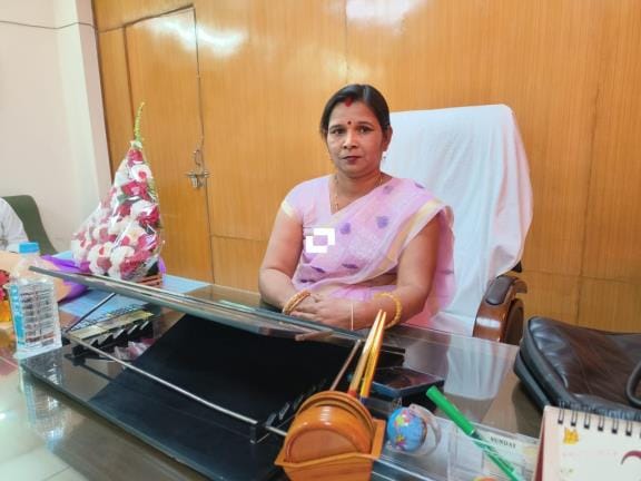 Zila Panchayat president Aarti reached the office with SP leader Vijay Bahadur