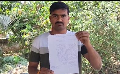 आवेदन दिखाता चालक