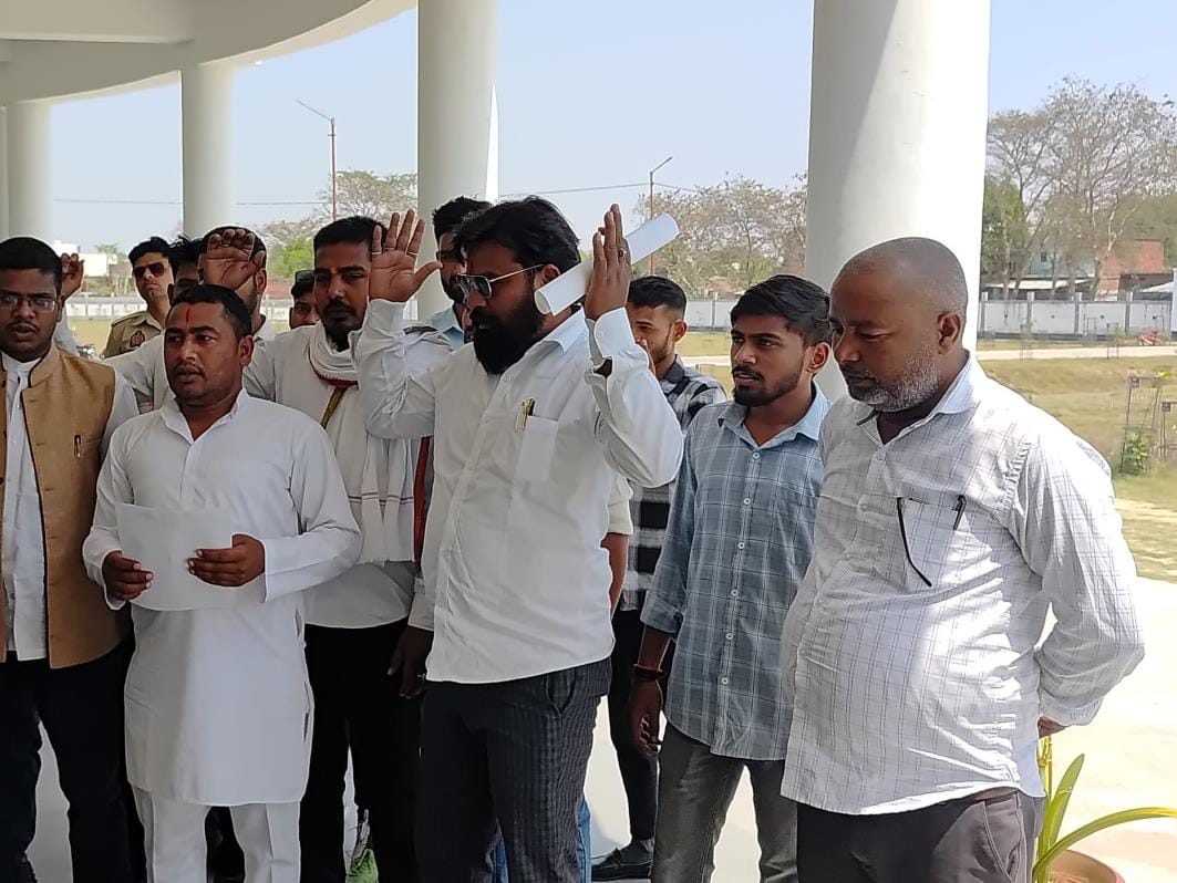 Congress workers demonstrated at the Collectorate