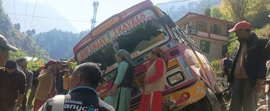 Belt of private bus broke, landed in fields, 25 injured, one girl-woman referred to Kullu