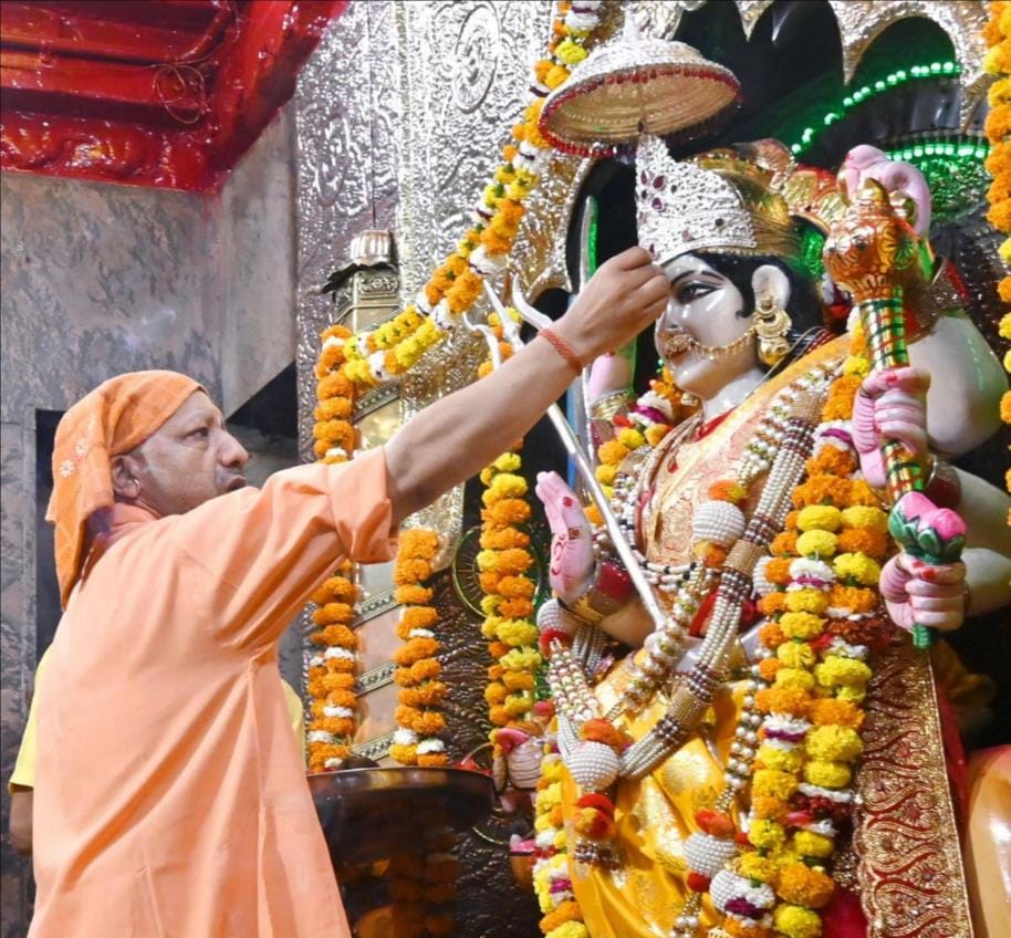 Yogi bowed his head in the court of mother Pateshwari