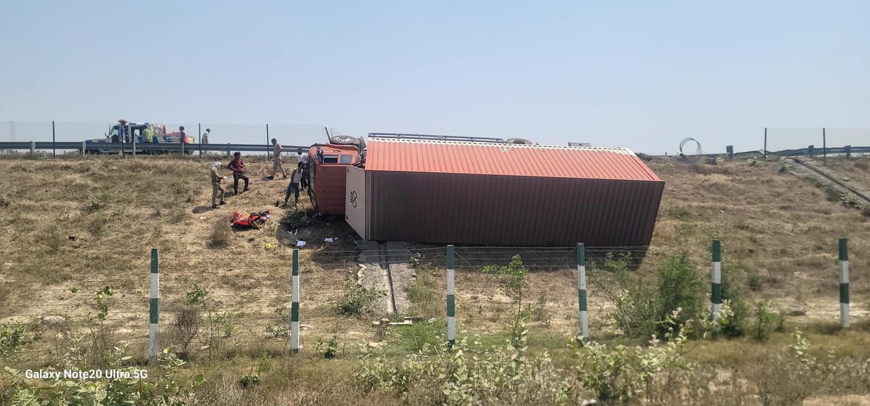 The truck overturned from the expressway due to the driver dozing off