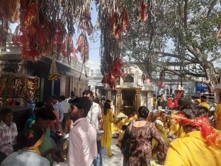 27 thousand devotees offered prayers in Jwalamukhi, Chamunda and Bajreshwari temples.