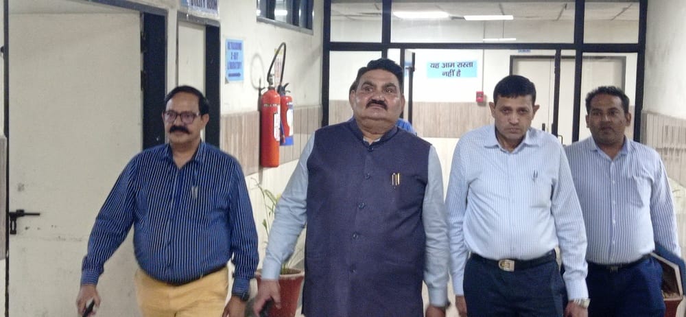 A broken bed was found in the emergency department of the civil hospital, the doctor was wearing jeans