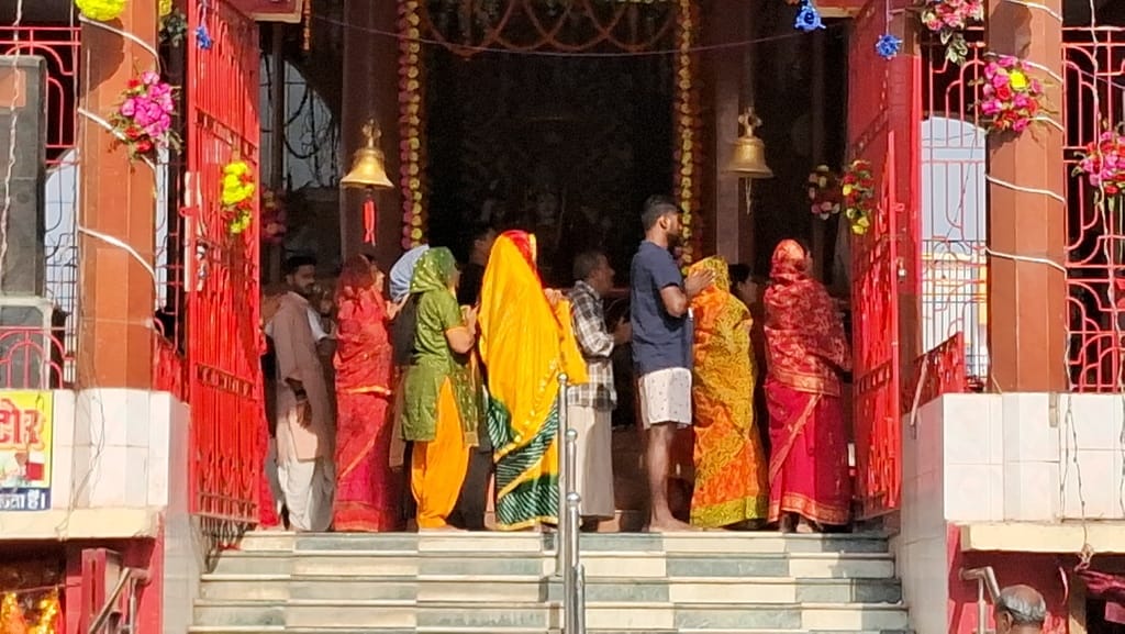 Navratri Visited Mahagauri on Ashtami echoed in temples Ya Devi Sarvabhuteshu