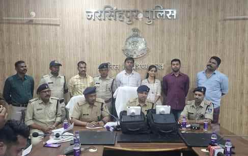 पुलिस की गिरफ्त में आरोपी।