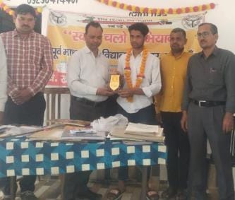 Teachers honored the meritorious student