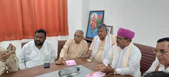 पत्रकारों से बातचीत करते भाजपा राष्ट्रीय परिषद सदस्य कटारा।