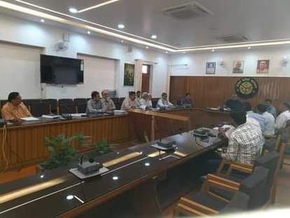 पेयजल की व्यवस्था को लेकर कमिश्नर ने लिए बैठक