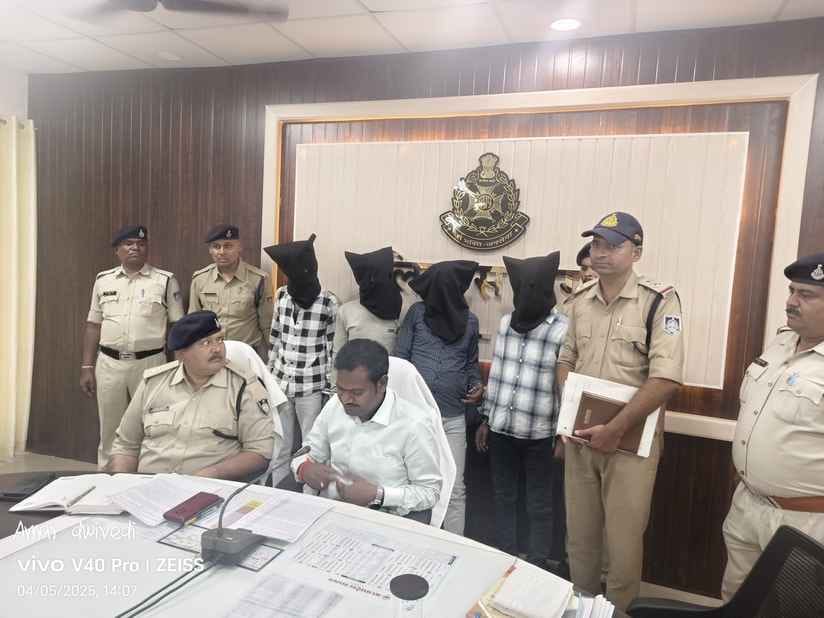 पुलिस गिरफ्त में आरोपी।