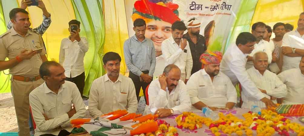 धीरज गुर्जर सहित अन्य लोग