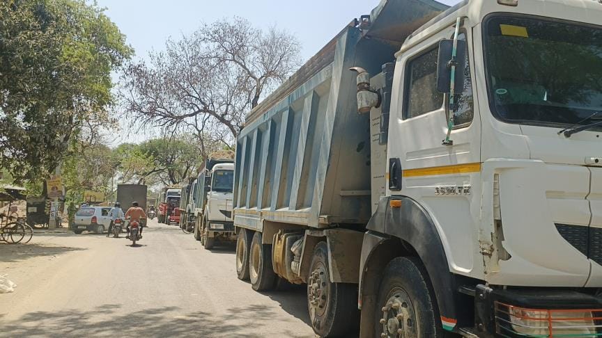 The boom wire broke at the railway crossing, causing a jam for two hours