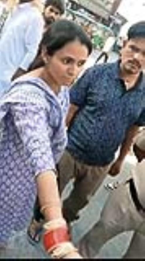 Angry woman took out the keys of PCR after getting challaned, uproar ensued for two hours, then apologized