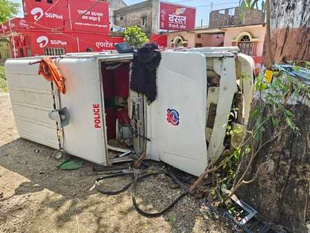 सीहोर पुलिस का वाहन पलटा।