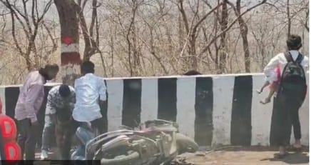 सलकनपुर धाम भैरव घाटी पर डिवाइडर से टकराई स्कूटी।