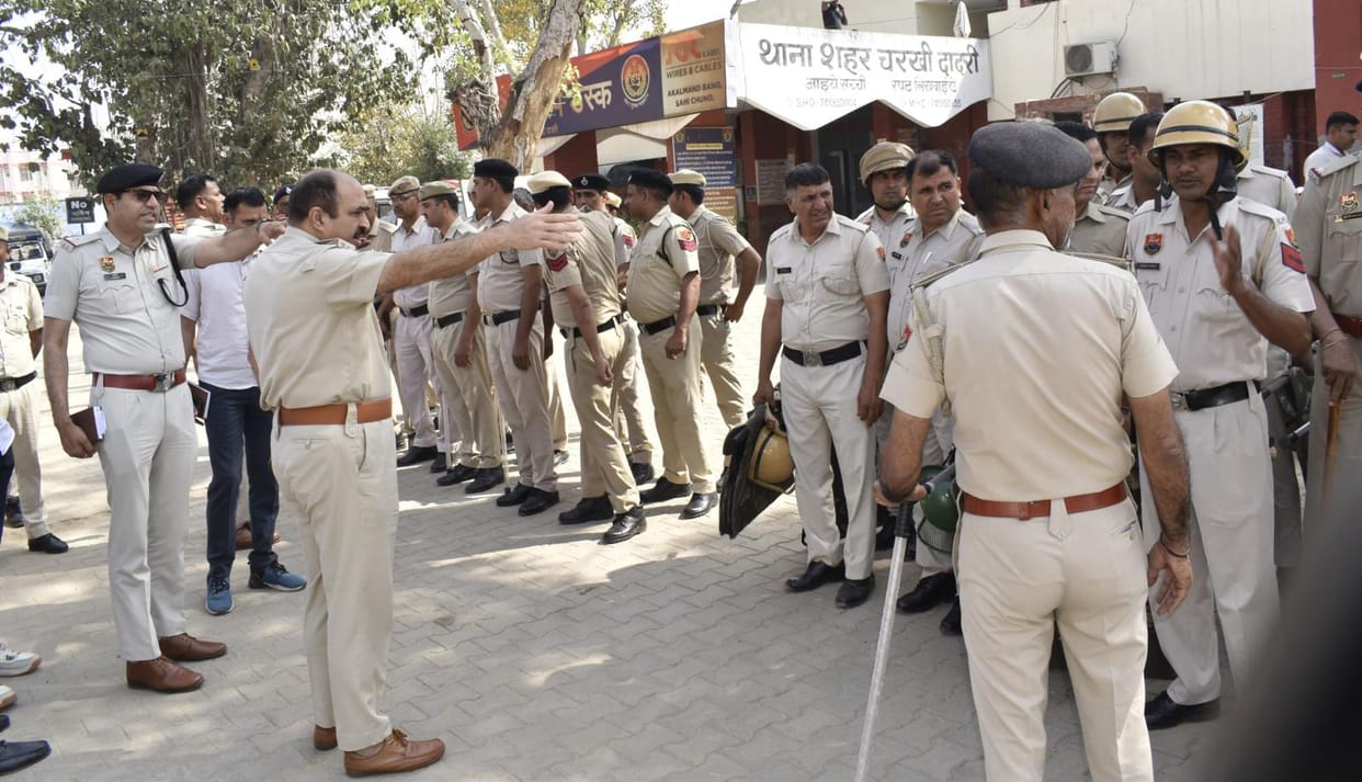 6 police teams searched the slums for four hours