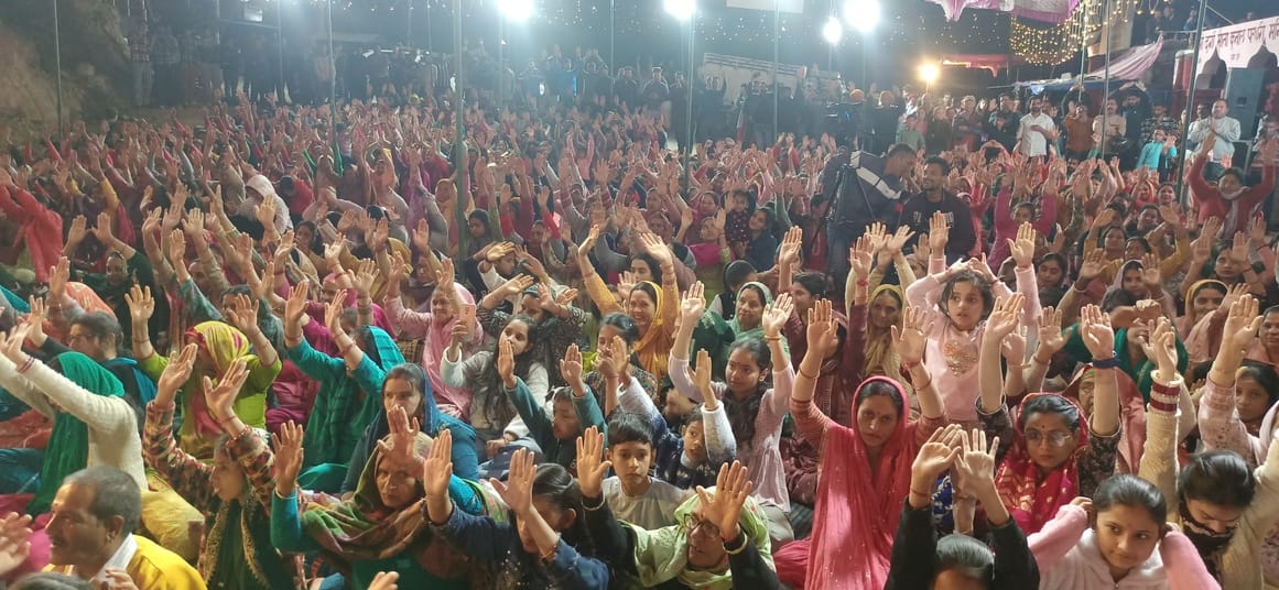 Devotees roam around in Kunal Patthari temple on the hymns of Mata.