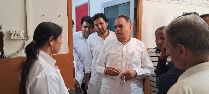On complaint, the MLA did a surprise inspection of the primary health center of Umra, 4 employees were found absent