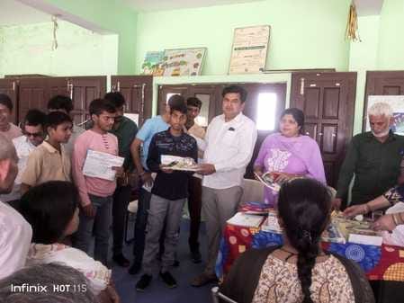 12 students were honored with prizes