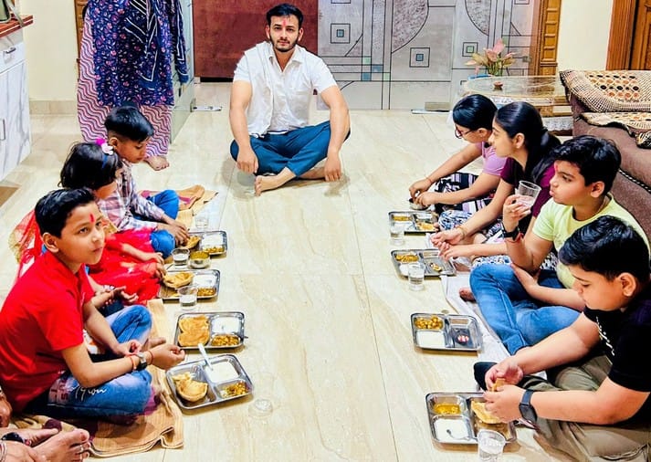 Vastu Tips Which Direction Should You Face While Eating Khana Khane ki sahi disha