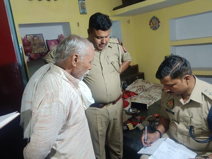 The family was sleeping and the thieves stole jewelry worth 20 lakhs