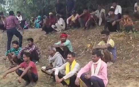 तालाब किनारे बैठे परिजन और ग्रामीण।