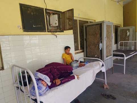 District hospital's malaria ward is full, patients are made to lie outside