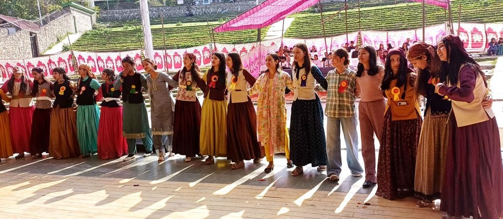 Students of Outer Saraj danced in Nati at Lalchand Prathi Kala Kendra