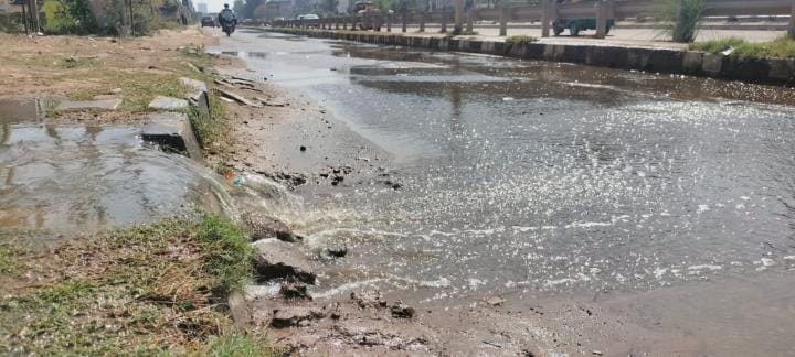 Sewerage waste is being dumped on the road using a pump, people are troubled