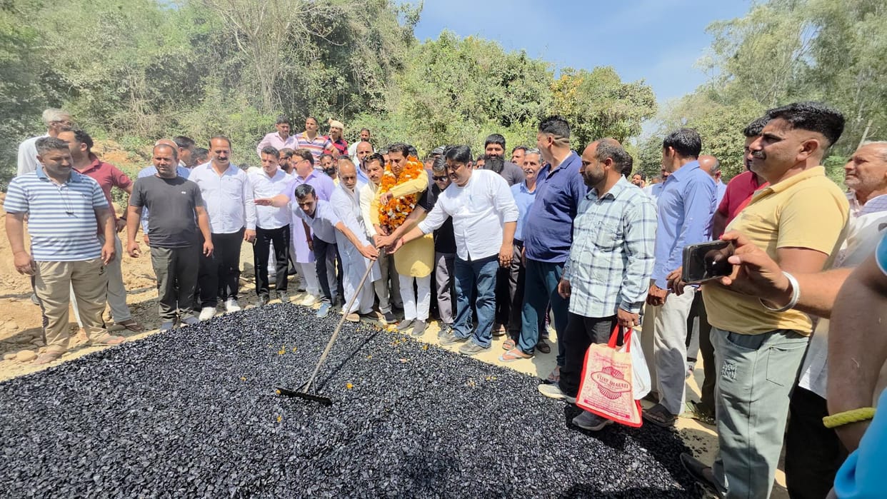 Work of laying tar on Hamirpur to Guda Surjan road started